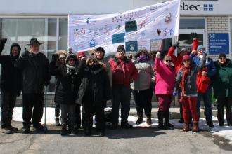 Photo des manifestantEs devant les bureaux de la ministre Dominique Vien